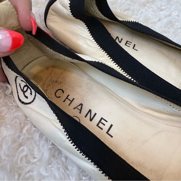 CHANEL White and Black Toe Cap and Heel Logo Ballet Flats 39 - Picture 5 of 11